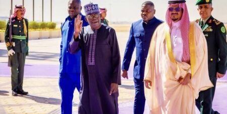 "Je tiens à rassurer les potentiels investisseurs saoudiens : leurs investissements sont sûrs dans la première économie d'Afrique", a martelé le chef de l'Etat nigérian à Riyad, insistant sur les bons "retours sur investissements" dans son pays.