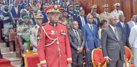 Pour destituer Ali Bongo, les militaires putschistes avaient invoqué des élections grossièrement truquées, une "gouvernance irresponsable" et un pouvoir corrompu par l'entourage familial et des proches collaborateurs du chef de l'Etat. Ce dernier, assuraient les putschistes, était "manipulé", depuis un AVC en 2018, notamment par son épouse et l'un de ses fils, tous deux en prison depuis et accusés de détournements massifs de fonds publics, entre autres. Selon le "chronogramme officiel" énoncé lundi, les suggestions de "tous les Gabonais" invités à en formuler depuis un mois seront synthétisées et proposées au Dialogue National Inclusif d'avril 2024.