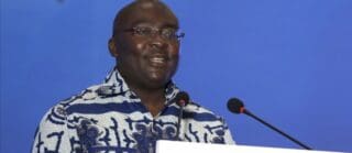 Mahamudu Bawumia, Vice-président du pays depuis 2017 et ancien vice-gouverneur de la Banque centrale, a remporté la primaire du NPP, face à trois autres aspirants candidats, à savoir l’actuel député de la circonscription d’Assin Central, Kennedy Agyapong, l’ex-ministre de l’Agriculture Owusu Afriyie Akoto et l’ancien député Francis Addai-Nimoh, a rapporté le mensuel panafricain Jeune Afrique.