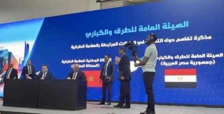 Selon les termes de ces deals, le Maroc et l’Egypte vont accroître les échanges dans la recherche scientifique, le développement des capacités, l'élaboration des stratégies pour l'accompagnement et l'intégration de technologies innovantes dans le secteur. La convention sur le ferroviaire concerne le développement du réseau, les matériels roulants, l'ingénierie ferroviaire, la signalisation, l'exploitation ferroviaire, le transport de marchandises, la digitalisation du secteur, l'amélioration des systèmes de gestion.