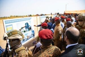«Ces données qui hissent clairement notre pays au rang des pays miniers, nous interpellent en tant que décideurs à des actions fortes pour mieux valoriser le secteur», a indiqué Simon Pierre Boussim, ministre en charge des Mines. Il explique par ailleurs que «malgré l’importance de sa production d’or, le Burkina Faso ne dispose pas jusqu’à présent d’une raffinerie.