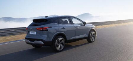La rotation des roues, exclusivement entraînée par le moteur 100% électrique, procure une accélération instantanée et une conduite plus silencieuse.