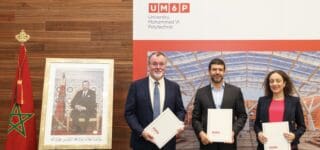 Stockage carbone propre aux sols africains : Le Groupe OCP, l’UM6P et Regrow mutualisent leur expertise Le Groupe OCP, l’UM6P et Regrow soutiennent la transformation durable des systèmes agricoles pour nourrir la planète et combattre le changement climatique. Ce projet n’est que le début d’une collaboration plus large entre les parties prenantes, pour promouvoir la santé des sols et la séquestration carbone. Grâce à ce partenariat, le Groupe OCP réaffirme sa position en tant que leader de la transition vers une agriculture verte et durable en Afrique.