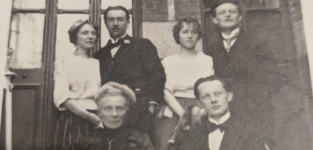 Théophile Joseph Lognoné (1869-1920) était le premier horloger détaillant en Bretagne de la marque suisse Zenith rendue célèbre grâce à une montre à gousset qui fut portée par Gandhi. Elle constituait l’une de ses rares possessions matérielles et signalait ses heures de prière avec une fonction d’alarme. 