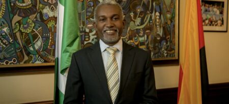 Le Nigeria cherchera à devenir membre du groupement des BRICS - qui sera élargi à six nouveaux membres le 1er janvier 2024- durant les deux prochaines années tout en intégrant le groupe des vingt plus grandes économies de la planète (G20), a rapporté Bloomberg, mercredi 22 novembre, citant les propos du ministre des Affaires étrangères, Yusuf Tuggar. «Nous devons appartenir à des groupes tels que les BRICS, le G20 et tous les autres blocs, car s'il existe un certain critère, à savoir que les plus grands pays en termes de population et de poids économique. Et pourquoi pas le Nigéria», s'est-il interrogé.