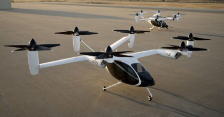 ADP s'est associé dans ce projet à la région Ile-de-France et à l'entreprise allemande Volocopter, qui fabrique le "Volocity", censé incarner les ambitions de verdissement de l'industrie aéronautique polluante. L'aéronef à deux places, dont celle du pilote, est équipé de batteries alimentant 18 rotors disposés en couronne au-dessus du cockpit.