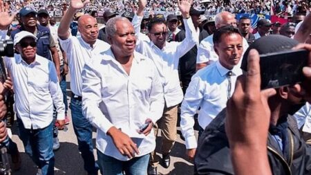 A en croire le think tank sud-africain Institute for Security Studies (ISS Afrika), le judoka serait le candidat le plus à craindre en raison de sa connexion avec la Russie, notamment le groupe paramilitaire Wagner soupçonné de tenter d’influencer la décision des électeurs à travers une campagne relayée par des milliers de faux comptes sociaux sur l’ex-Twitter et Youtube. Jusqu'à la veille des élections, la campagne a été dominée par des débats politiciens et de légalité.