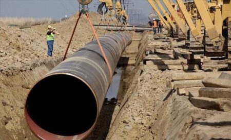 Mise en service de l’oléoduc Niamey-Cotonou La cérémonie s’est déroulée en grande pompe à Koulélé, sur le site pétrolier d’Agadem, dans la région de Diffa, au sud-est du Niger. Elle a été présidée par le Premier ministre Ali Mahaman Lamine Zeine, en présence de Simon Pierre Bossi et Bintou Camara, respectivement ministres de l’Énergie du Burkina Faso et du Mali, deux pays soutiens de la junte nigérienne.