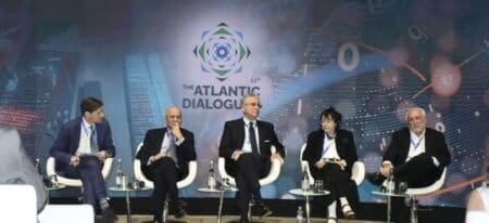 Ainsi, le Vice-président de la Banque mondiale (BM) pour la Région Moyen-Orient et Afrique du Nord, M. Farid Belhaj, a fait savoir que la BM a initié, au fil des années, une série de réformes en réorientant ses priorités afin de répondre aux nouveaux défis et d’apporter des nouvelles solutions. "Ce processus a été initié sans briser une institution historique qui a apporté des réponses à plusieurs crises", a-t-il relevé, ajoutant que ce processus "s’inscrit dans la durée afin d’assurer son efficacité et sa transparence, tout en maintenant un certain équilibre entre l’urgence de la situation et les exigences des Etats membres".