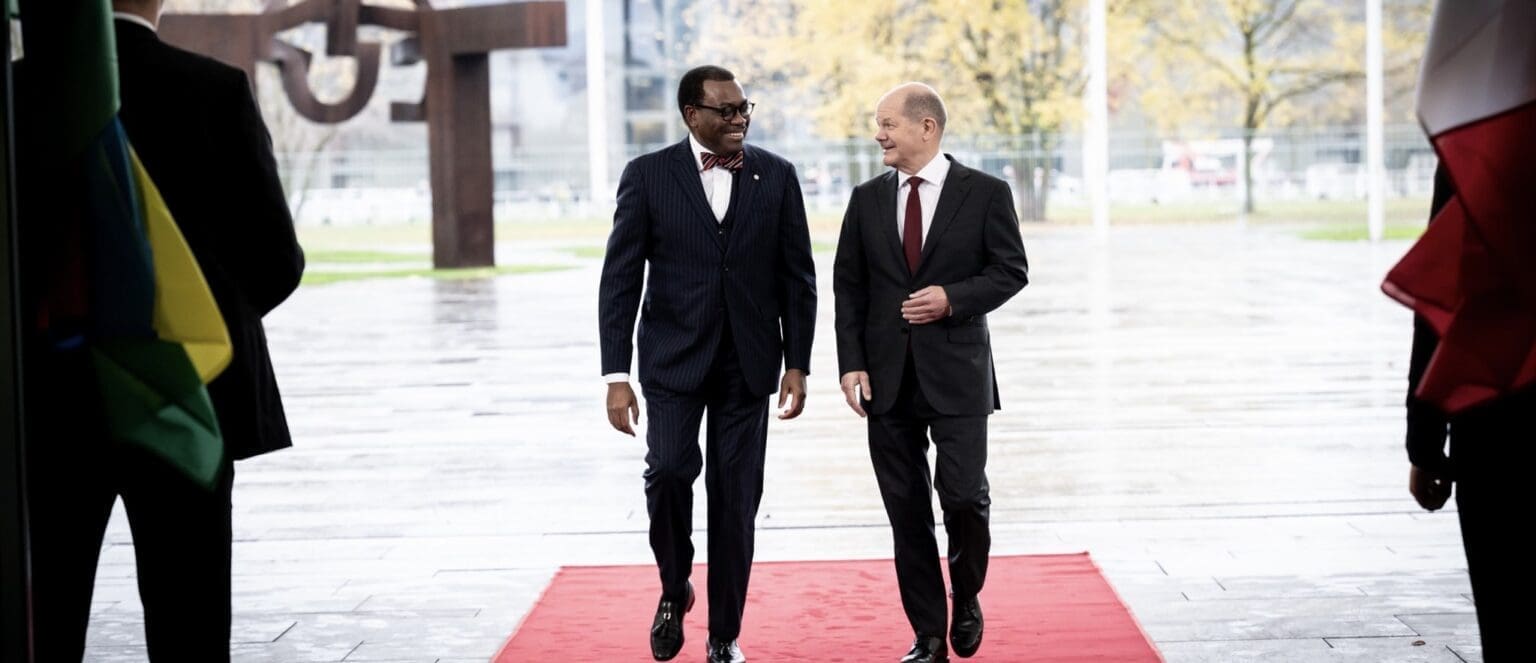 Les pays africains devraient être exemptés de l’application du mécanisme européen d’ajustement carbone aux frontières (MACF)qui entraînerait un manque à gagner de 25 milliards de dollars par an pour le continent en pénalisant ses exportations à forte valeur ajoutée telles que le fer et les engrais, a plaidé le président de la BAD, Akinwumi Adesina, mercredi 6 décembre dans une intervention à la COP28.