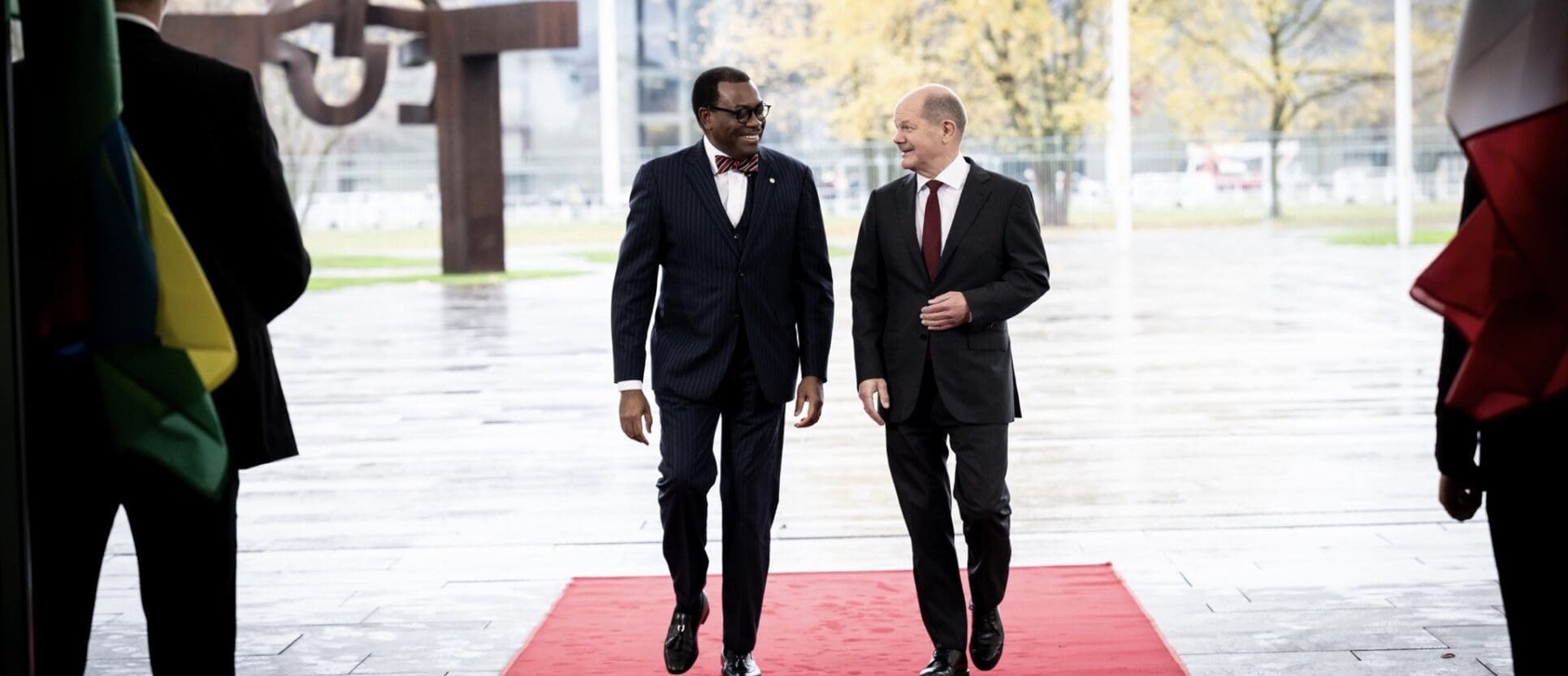 Taxe carbone de l’UE : Les dégâts financiers sur l’Afrique Les pays africains devraient être exemptés de l’application du mécanisme européen d’ajustement carbone aux frontières (MACF)qui entraînerait un manque à gagner de 25 milliards de dollars par an pour le continent en pénalisant ses exportations à forte valeur ajoutée telles que le fer et les engrais, a plaidé le président de la BAD, Akinwumi Adesina, mercredi 6 décembre dans une intervention à la COP28.