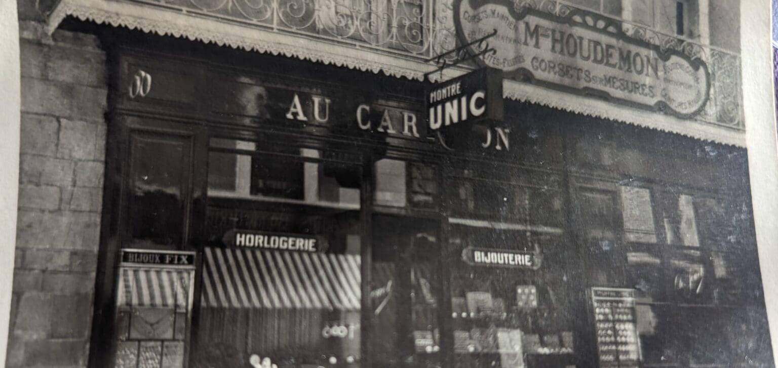 Au Carillon de Marie Lognoné : horlogerie, orfèvrerie et philosophie sur les traces de Rabelais Avec son mari Charles, elle est la fondatrice de l’établissement joaillier et horloger «Au Carillon» dont les activités d’orfèvrerie ingénieuse se sont nourries des proximités philosophiques et des traditions créatives des Marches de Bretagne.