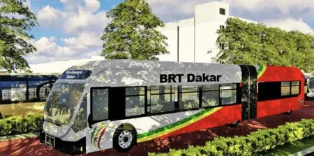 Le projet BRT de Dakar, d’une longueur totale de 18,3 kilomètres avec 23 stations dont 3 pôles d’échange, a été réalisé par China Road and Bridge Corporation (CRBC). Les 158 bus électriques (121 déjà en place) destinés à ce projet sont fournis par CRRC.