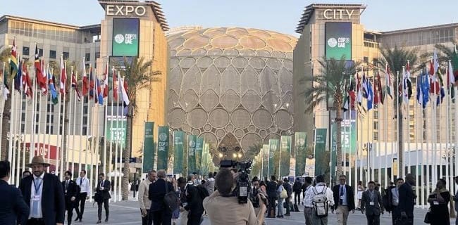 Les six principales priorités de l’Afrique à la COP28 Des études menées par le Centre africain pour la politique en matière de climat (ACPC), basé à Addis-Abeba, indiquent que « la fréquence et la gravité croissantes des conséquences du changement climatique entraînent des effets disproportionnés sur les économies et les sociétés africaines ; les pays perdent en moyenne 2 à 5 % de leur PIB et de nombreux pays consacrent jusqu’à 9 % de leur budget à des dépenses imprévues en réponse aux évènements météorologiques extrêmes ».