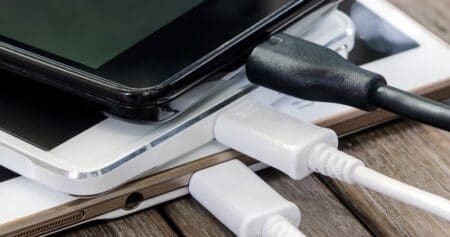 Grâce au chargeur universel, ce sont 11 000 tonnes de déchets électroniques qui seront évités chaque année selon la Commission européenne, une avancée concrète pour réduire l’empreinte environnementale de l’Europe.