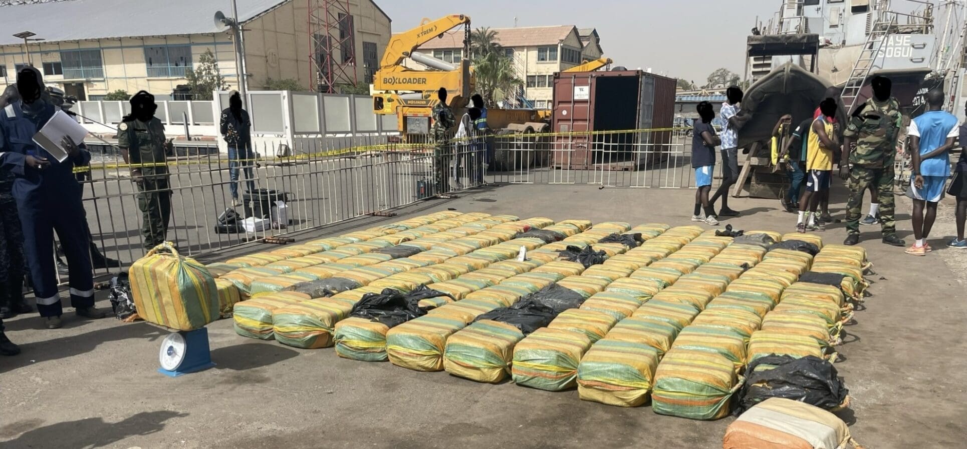 Sénégal: Saisie par la Marine nationale de trois tonnes de cocaïne Longtemps considérée comme une zone de transit pour les drogues produites en Amérique latine, l'Afrique de l'Ouest et du Centre est devenue une région de forte consommation, selon le rapport annuel de l'Office des Nations unies contre la drogue et le crime (ONUDC) publié en juin 2022.