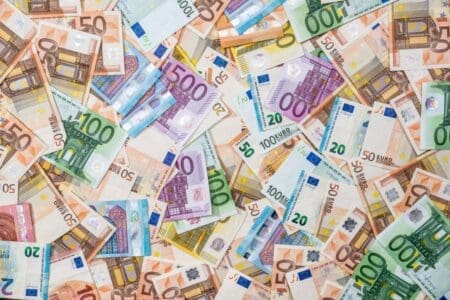 Cette constante augmentation souligne l’importance de l’argent liquide et la nécessité de son approvisionnement continu et de son accessibilité dans le bon fonctionnement et la stabilité du système économique.