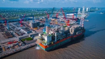 Mauritanie -Sénégal /GTA : Dernière ligne droite Ce terminal gazier, unique en son genre, accueillera bientôt, selon les responsables de bp et de Kosmos Energy, une FNLG et autres méthaniers. Les travaux sont exécutés, indique Emile Ismailov, Vice-président de bp pour la Mauritanie, à hauteur de 87%, assurant que la société est entrée dans la dernière étape de mise en production qui est «la phase la plus critique du projet.»
