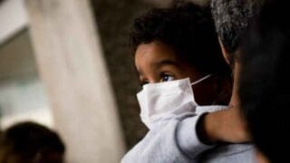Au-delà des progrès spectaculaires de la médecine depuis la fin du 19e siècle, certaines innovations, d’ordre technique ou organisationnelle en matière de santé peuvent aussi sauver des vies. C’est le cas en particulier en Afrique, où les populations ne bénéficient pas toujours des dernières avancées médicales.