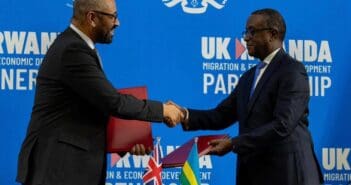 Le nouvel accord a été signé mardi 5 décembre à Kigali, par le ministre de l'Intérieur britannique James Cleverly et le ministre rwandais des Affaires étrangères Vincent Biruta, rapporte l’AFP. Ce nouveau traité répond directement aux conclusions de la Cour suprême et présente une nouvelle solution de long terme, fait valoir le ministère britannique de l'Intérieur dans un communiqué.