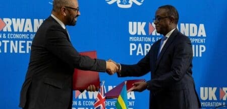 Le nouvel accord a été signé mardi 5 décembre à Kigali, par le ministre de l'Intérieur britannique James Cleverly et le ministre rwandais des Affaires étrangères Vincent Biruta, rapporte l’AFP. Ce nouveau traité répond directement aux conclusions de la Cour suprême et présente une nouvelle solution de long terme, fait valoir le ministère britannique de l'Intérieur dans un communiqué.