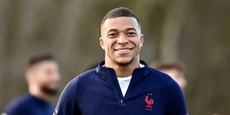Au-delà des performances sportives, il convient de s’interroger sur la future trajectoire de Kylian Mbappé. Il semble poser ses pas dans ceux de grandes personnalités de la discipline tant en qualité de sportif que d’acteur de la société civile. Et très certainement de nouveaux rebondissements marqueront son parcours. Le monde du football compte déjà des personnalités remarquables et surprenantes dont espérons-le, il saura s’inspirer du meilleur. 