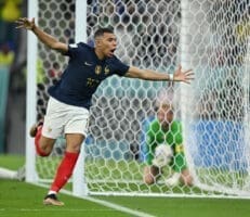 Le monde du football compte déjà des personnalités remarquables et surprenantes dont espérons-le, il saura s’inspirer du meilleur. 