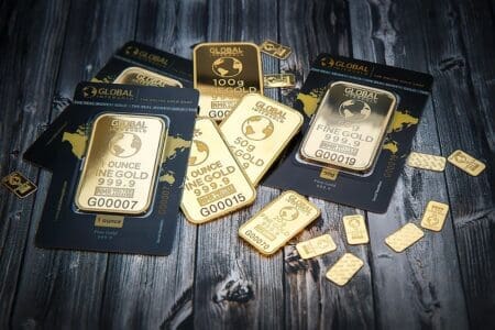 L’or titille un nouveau sommet historique A l’ouverture des marchés ce lundi 4 décembre, l’or s’est échangé au comptant à un sommet historique de 2.135 dollars l’once, faisant exploser un précédent record de 2075 dollars l’once établi en août 2020. Ce sont les incertitudes géopolitiques dues à la guerre entre Israël et le Hamas en plus des prévisions de baisses des taux d’intérêt en 2024 qui ont conduit à ce nouveau pic.
