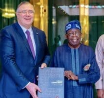 Le Nigeria est "très important" pour TotalEnergies, qui représente entre 8 à 10% de la production totale de pétrole du groupe, selon le PDG cité dans le communiqué. Le Président nigérian s'est de son côté engagé à "ôter tous les obstacles dans l'industrie pétrolière et gazière." "Nous sommes prêts à travailler avec vous", a-t-il dit. La major pétro-gazière a indiqué qu'elle "dispose d'un portefeuille conséquent de projets qui pourraient représenter 6 milliards de dollars d'investissements au cours des prochaines années."