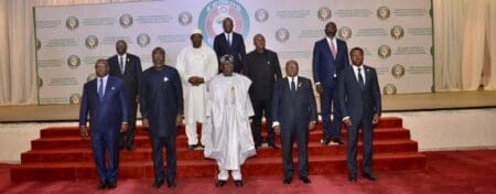 Niger : La CEDEAO ouvre la voie à un allègement sous conditions des sanctions Début août, les membres de la Cedeao avaient imposé de lourdes sanctions économiques et financières à Niamey. "Sur la base des résultats de l'engagement du comité des chefs d'Etat avec le Conseil national de la sauvegarde de la patrie (CNSP), l'autorité va progressivement alléger les sanctions imposées au Niger", a déclaré M. Touray à l'issue du sommet.