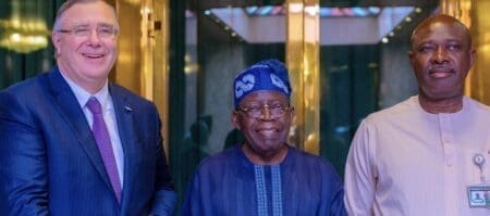 TotalEnergies prêt à investir 6 milliards de dollars au Nigeria "Nous sommes prêts à investir six milliards de dollars au cours des prochaines années. Nous étudions de manière approfondie davantage d'opportunités de production en eau profonde et de production de gaz", a déclaré le PDG de TotalEnergies, Patrick Pouyanné, selon un communiqué de la présidence.