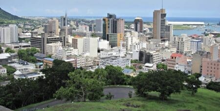 Les villes africaines les plus appréciées par les expats Pour établir son classement, Mercer s’appuie sur une quarantaine de critères répartis en 10 catégories différentes : l'environnement politique et social, l'environnement économique, l'environnement socioculturel, les considérations médicales et sanitaires, les écoles et l'éducation, les services publics et le transport, l'infrastructure urbaine et les loisirs, les biens de consommation, les logements et enfin, l'environnement.
