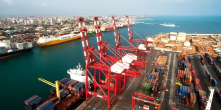 "Il est procédé à la levée de la mesure relative à la suspension au port de Cotonou, des importations des marchandises à destination du Niger", a écrit le directeur général du Port autonome de Cotonou, Bart Jozef Johan Van Eenoo.