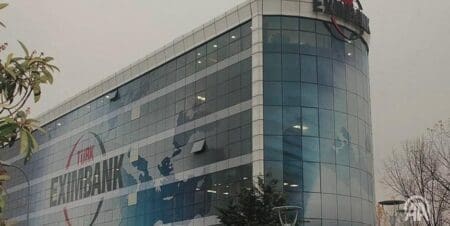 Türk Eximbank devient le premier actionnaire non africain de l’Africa Finance Corporation Cet investissement, le premier du genre de Turk Eximbank dans une organisation internationale, est d'une importance stratégique pour la "politique de partenariat de la Türkiye avec l'Afrique", selon un communiqué publié par la banque turque.