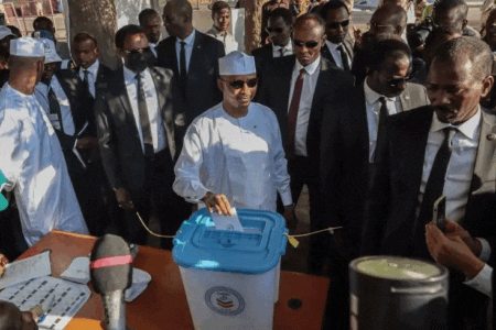 Le 17 décembre dernier, les Tchadiens étaient appelés à se prononcer sur le projet de nouvelle Constitution censée instaurer un retour à l’ordre constitutionnel et mettre fin à la transition ayant suivi la mort de l’ancien président Idriss Déby. Le texte a pour base la Constitution de 1996 et intègre les résolutions et recommandations du dialogue national, tenu du 20 août au 08 octobre 2022 à N’Djamena.