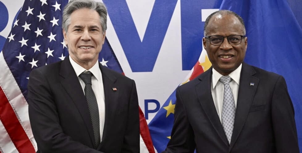Le périple africain de Antony Blinken pour consolider l’influence américaine M. Blinken débute sa visite lundi au Cap-Vert, partenaire des Etats-Unis qui louent la stabilité démocratique de cet archipel lusophone d'un demi-million d'habitants. Les Etats-Unis ont donné quelque 150 millions de dollars à travers deux programmes, incluant notamment l'expansion du port de la capitale Praia, l'amélioration de routes et du système de distribution d'eau potable. Un troisième programme d'aide est à l'étude.