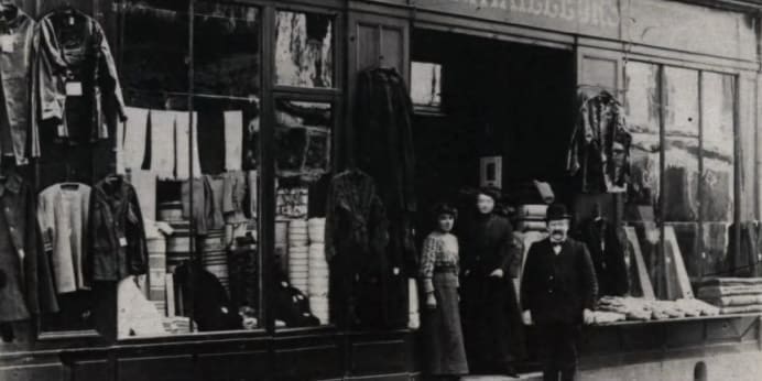 Aux Travailleurs : «Imaginez ce que nous pouvons créer ensemble» En démarrant au 7 rue Maréchal-Joffre dans la capitale bretonne, l’établissement Aux Travailleurs est inspiré du courant apparu des deux côtés de l'Atlantique en faveur du développement de magasins de vêtements professionnels.