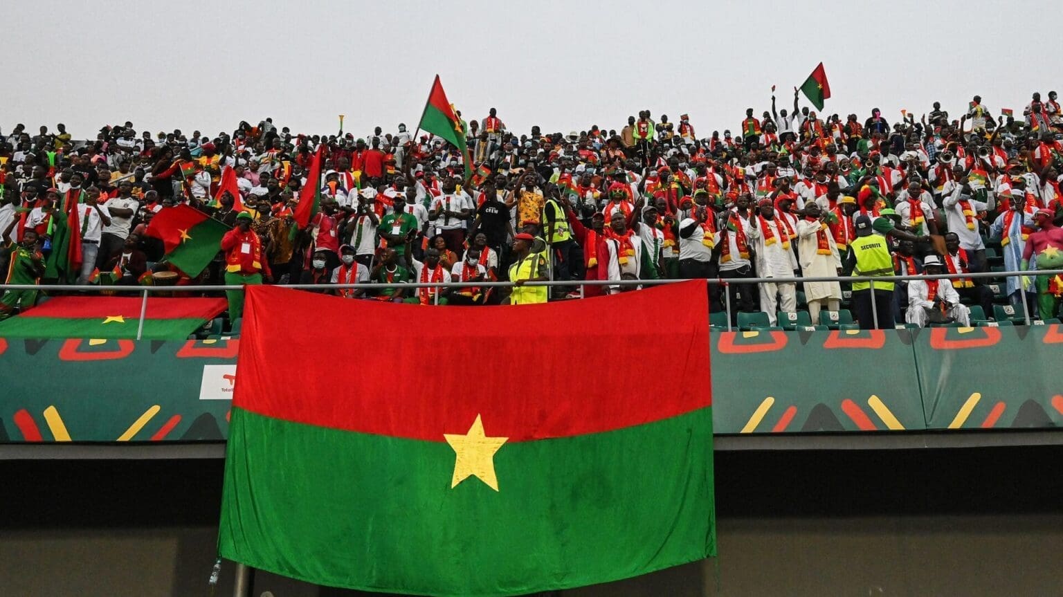 Dans la nouvelle Constitution, les langues nationales sont érigées en langues officielles en lieu et place du français qui aura désormais, avec l'anglais, le statut de «langues de travail.»