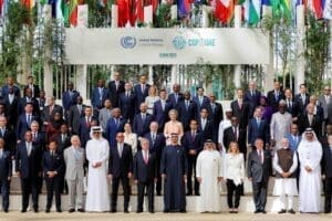 Les dirigeants du monde entier ont finalement convenu que le monde devait abandonner les combustibles fossiles pour éviter un changement climatique catastrophique, après 30 ans d’intenses et pénibles négociations.