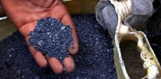 Le Kenya découvre des réserves de coltan L’offre du coltan est largement concentrée en Afrique centrale, avec la RDC qui abrite plus de la moitié des réserves mondiales dont une partie, selon Kinshasa, est volée par des groupes armés parrainés par le Rwanda dans les provinces or