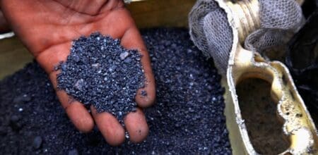 L’offre du coltan est largement concentrée en Afrique centrale, avec la RDC qui abrite plus de la moitié des réserves mondiales dont une partie, selon Kinshasa, est volée par des groupes armés parrainés par le Rwanda dans les provinces or
