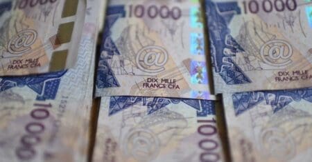 Le Conseil des ministres de l’Union monétaire ouest-africaine du 21 décembre 2023 a décidé de doubler le capital minimum requis pour les banques, le faisant passer à 20 milliards de FCFA contre 10 milliards auparavant. Cette mesure concerne 65 banques réparties dans les 8 pays de la zone monétaire. Celles-ci devront lever 472,8 milliards de FCFA, soit 850,80 millions de dollars de fonds propres supplémentaires afin de se mettre en conformité avec le nouveau plancher réglementaire du capital social.