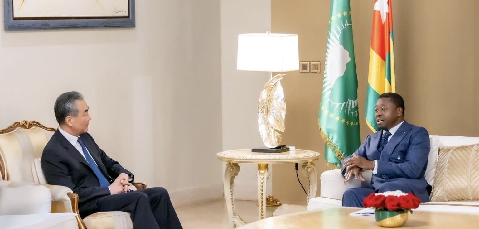 Pékin propose à Lomé son aide dans la lutte anti-terroriste «La Chine est également disposée à soutenir les efforts du Président Gnassingbé sur les questions sécuritaires et le renforcement des capacités de forces de défense et de sécurité togolaises qui ont traditionnellement déjà une coopération avec la Chine depuis très longtemps» a confirmé le chef de la diplomatie chinoise.