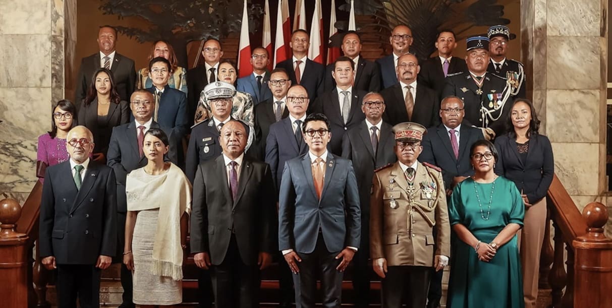 C’est une équipe gouvernementale de 27 ministres dont 15 reconduits et 12 rentrants. Parmi les nouveaux, citons le général de division Sahivelo Delphin (Défense nationale), Naina Andriantsitohaina (Décentralisation et Aménagement du territoire), Herilala Rakotoarimanana (Sécurité publique), Andriamanantena Razafiharison (Enseignement supérieur et Recherche Scientifique), Jean-Baptiste Olivier (Mines et Hydrologie), Haingo Elisette Fomendraza (Population et Solidarité), Hanitra Razakaboana (Travail, Emploi et Fonction publique), Augustin Andriamananoro (Communication et Culture) et le général de division Andry Rakotondrazaka (Gendarmerie)