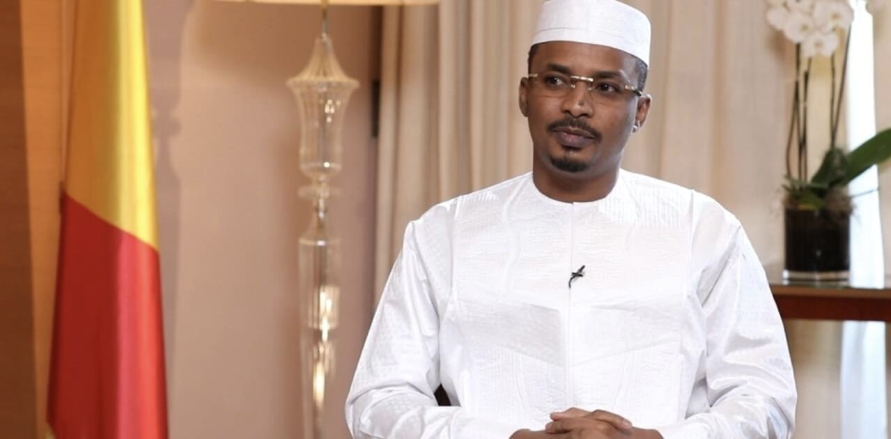 Tchad : Le Président de la transition investi candidat à la présidentielle Le jeune général arbore déjà quatre étoiles à 37 ans, mais son nouveau costume de président semble bien grand pour cet homme issu d'une école d'officiers tchadienne n'ayant jamais approché la politique de près ou de loin.