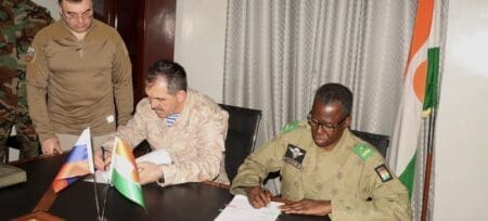 Les Vice-ministres russes de la Défense Iounous-bek Evkourov et Alexandre Fomine ont rencontré mardi dans la capitale russe le ministre nigérien de la Défense Salifou Modi, en marge d'une visite en Russie du Premier ministre Ali Mahamane Lamine Zeine.