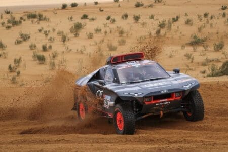Les bases du Rallye Dakar, qui a rendu le Sénégal célèbre dans le domaine de la course automobile, ont été jetées lorsque le coureur français Thierry Sabine s'est perdu lors du rallye Abidjan-Nice en 1977. Sabine, qui s'était égaré en Libye et était resté seul dans le désert pendant des jours, a été marqué par cette expérience difficile et a décidé d'organiser un rallye, dont la majeure partie se déroulait dans le désert, et l'année suivante, il a organisé le rallye Paris-Dakar, comme il s'appelait à l'époque.