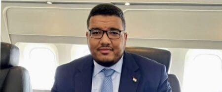 Salem Bazoum, 23 ans, était retenu prisonnier aux côtés de son père depuis le putsch du 26 juillet 2023. Il s’est aussitôt envolé pour le Togo en compagnie du ministre togolais des Affaires étrangères qui jouait le médiateur dans ce dossier.