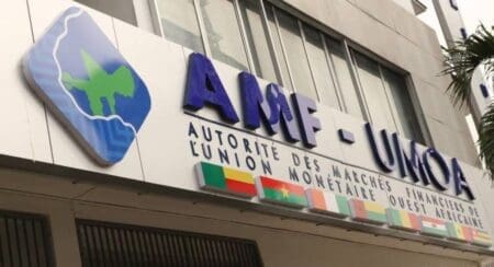 Dette souveraine : Le Niger, un caillou dans la chaussure des banques Selon les estimations de l’agence de notation financière, l’ensemble des banques opérant au Niger détenaient environ 543 millions de dollars de dettes souveraines du Niger à fin novembre 2023, soit environ 14 % de leurs actifs. Les groupes panafricains Ecobank Transnational, Oragroup, Attijariwafa Bank, Groupe Banque Centrale Populaire et Bank of Africa figurent parmi les banques les plus exposées.