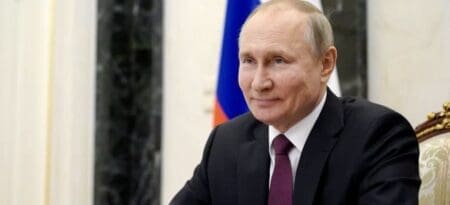 Le sommet des Brics+, bloc des pays émergents, se tient jusqu'à jeudi à Kazan sur les rives de la Volga, avec le Secrétaire général de l'ONU Antonio Guterres, mais sans le président brésilien Luiz Inácio Lula da Silva. Ce dernier a annulé dimanche son déplacement au sommet auquel il assistera en visioconférence pour des raisons médicales, ses médecins lui ayant déconseillé le voyage après un accident domestique, a informé la présidence brésilienne. Le Kremlin se flatte d'organiser "l'événement diplomatique le plus important jamais organisé en Russie". Il intervient alors que Moscou gagne militairement du terrain en Ukraine et a forgé des alliances étroites avec les plus grands adversaires des Etats-Unis : la Chine, l'Iran et la Corée du Nord.